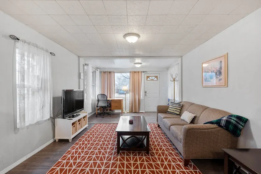 Central cute updated 2 bedroom house in Des Moines - Image 1