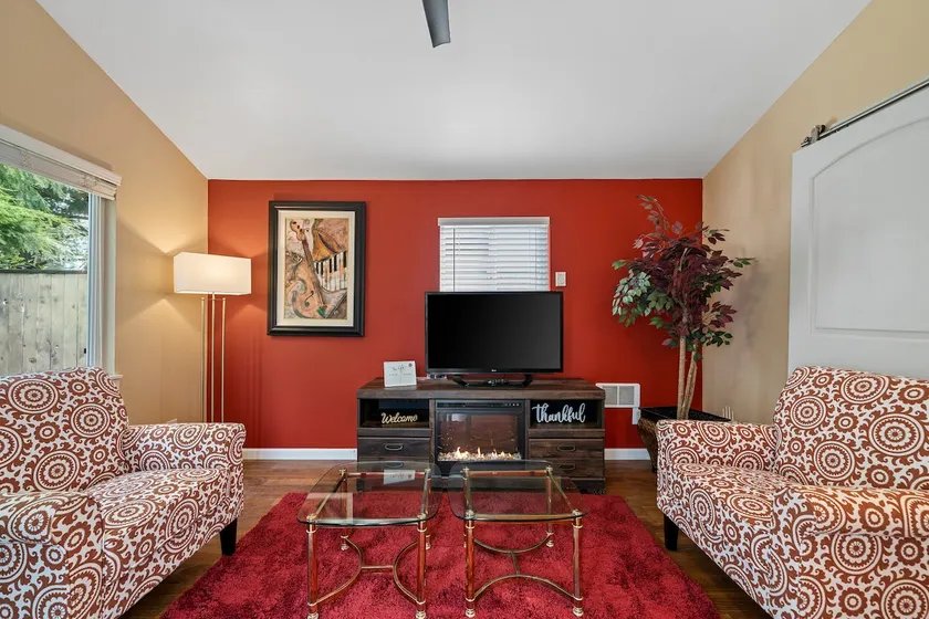 Adorable and private one bedroom cottage. - Image 1