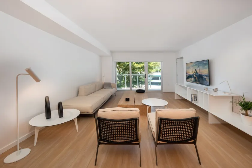 Deluxe One Bedroom (1200 SQFT) Beach Service - Image 1