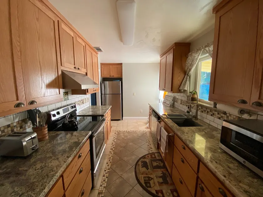 Cozy 3 Bedroom House Near the Sac River in Redding - Image 1