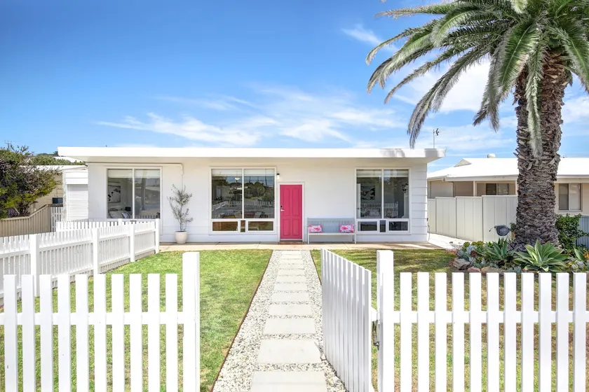 The Lazy Palm Beach Shack—Retro-Coastal Charm - Image 1