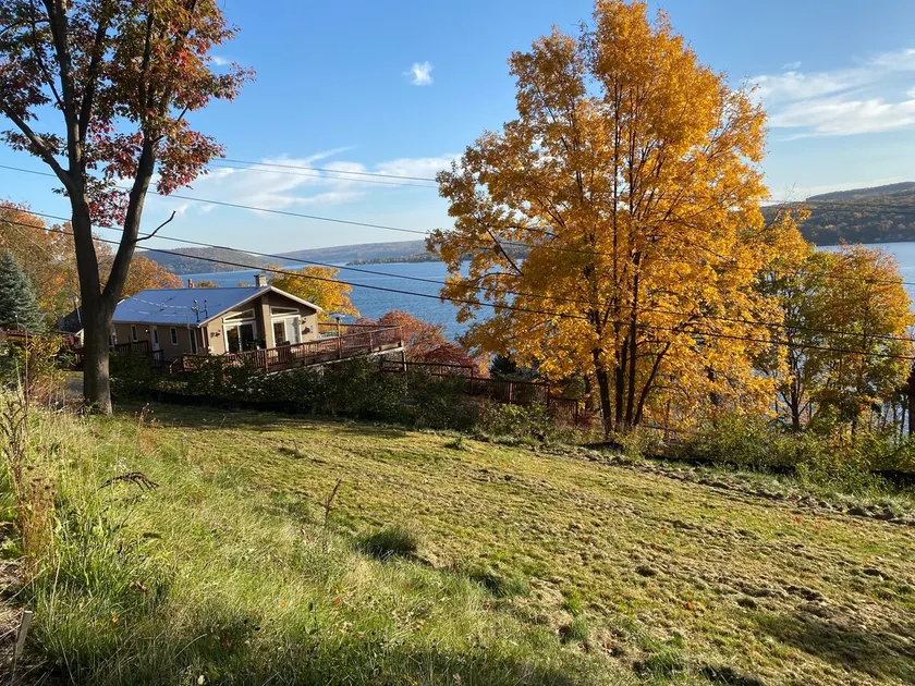 Comfortable, lakefront house with hot tub & dock - Image 1