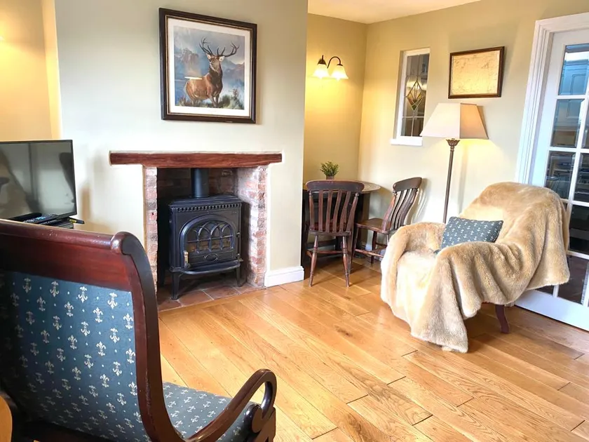 Cheerful period cottage overlooking the River Dove - Image 1