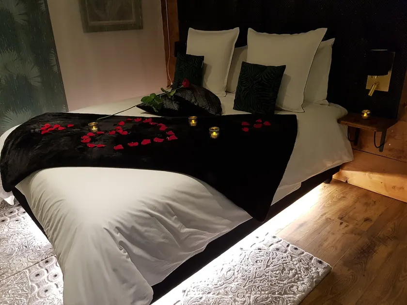 Le Cocoon, Jacuzzi and private sauna - Image 1