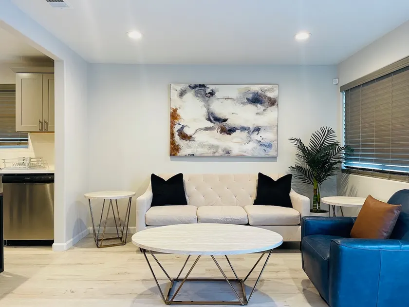 Cheerful two bedroom with free parking on premises - Image 1