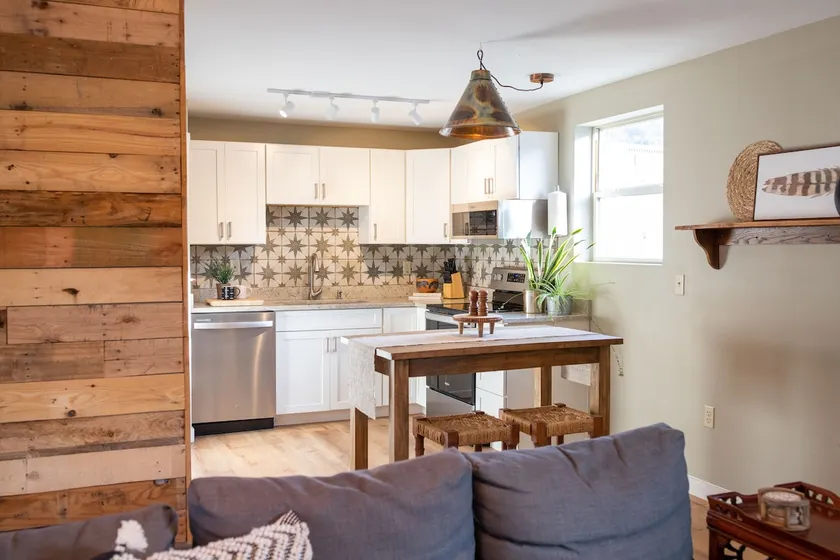Lovely Strip District loft with free parking - Image 1