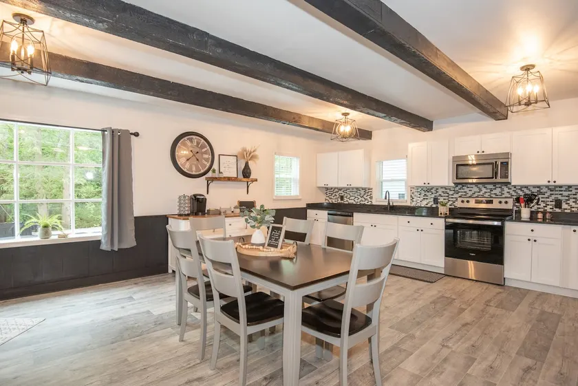 Cozy Hollow: Family Friendly Getaway + Hot Tub - Image 1
