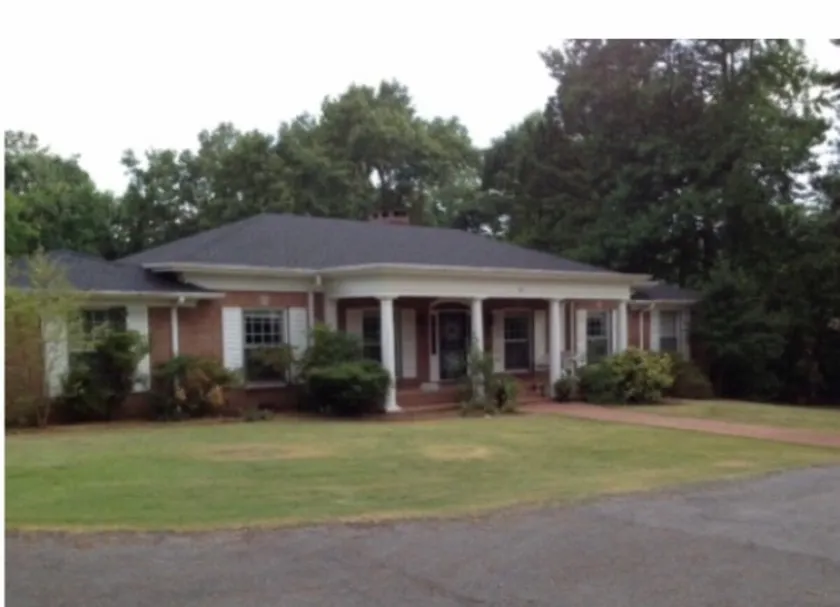 Spacious home with large outdoor space! - Image 1