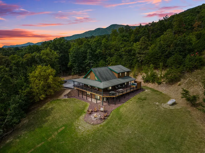 Peaceful 5-bedroom cabin with hot tub and views - Image 1