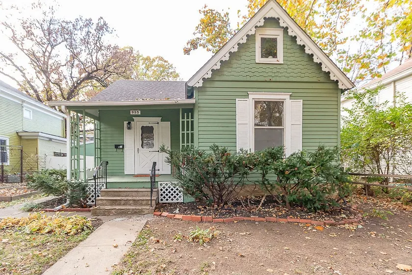 Campus Gingerbread Cottage with parking - Image 1