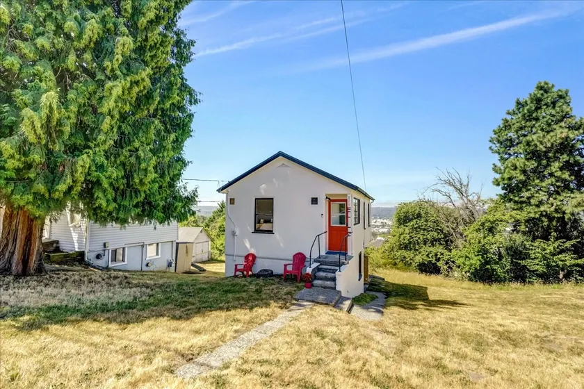 Cozy 1-Bedroom Home in Renton w/ Views - Image 1