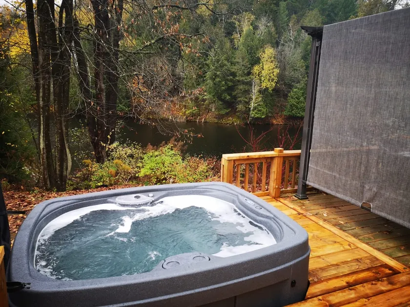 Charming waterfront log cabin with hot tub - Image 1