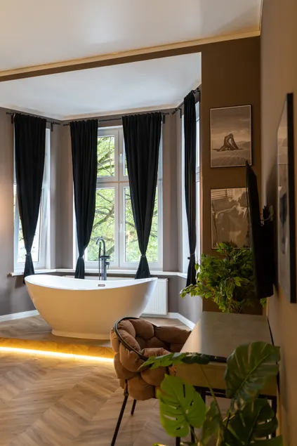 Central Apt. I 120m² •3-Rooms• Balcony & Parkview - Image 1