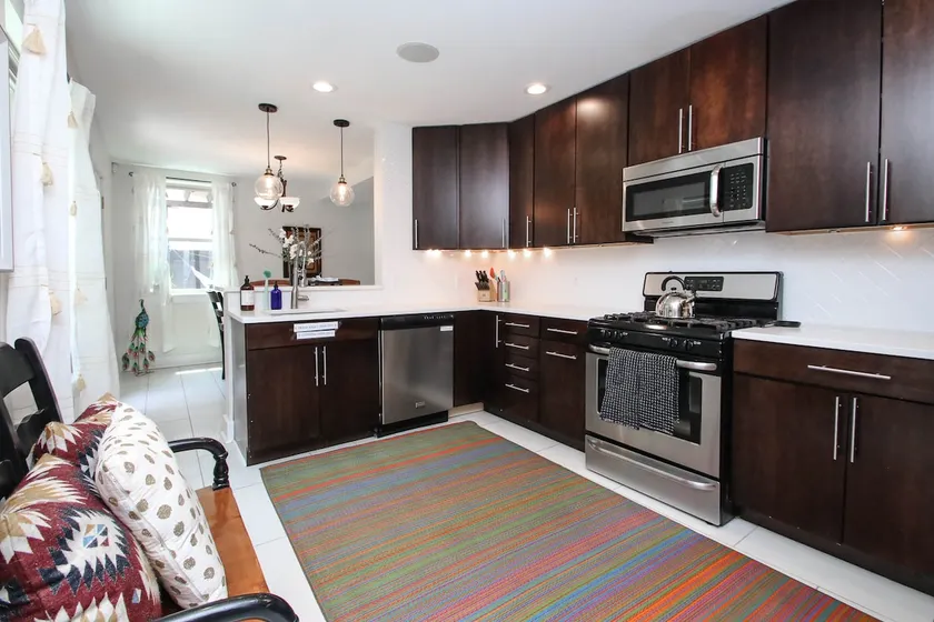 Homey Park Front Hideaway with Free Street Parking - Image 1