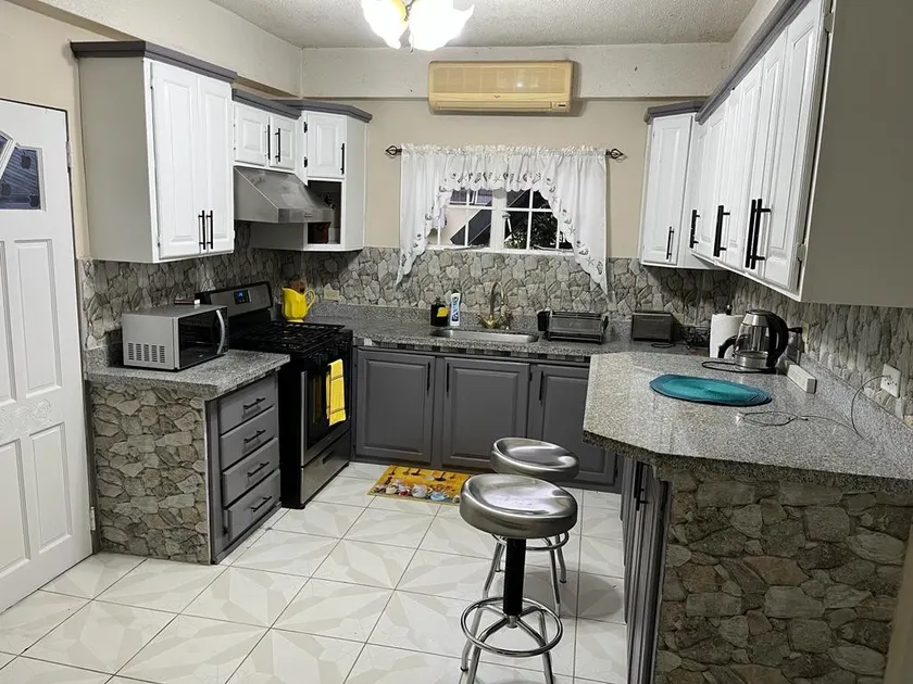 One Bedroom Apartment with onsite parking. - Image 1
