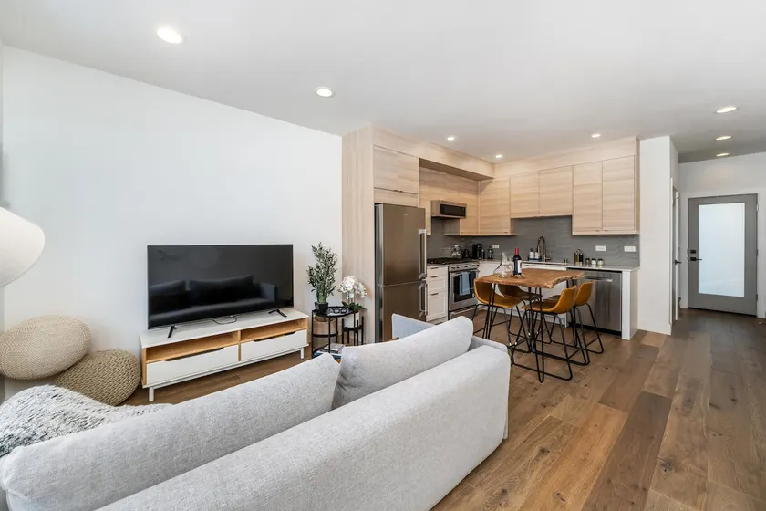 Greenlake Getaway - Central Location, Rooftop & AC - Image 1