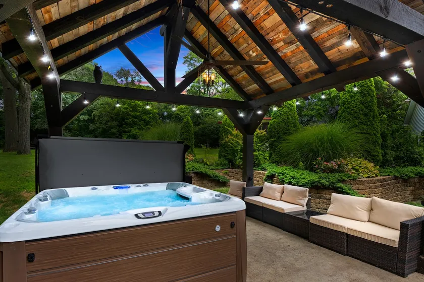 The Grandview Retreat. Elite 4 bedroom & Hot Tub - Image 1