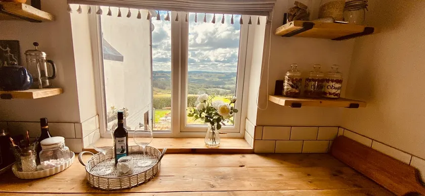 One Bedroom Studio with full kitchen & log burner. - Image 1