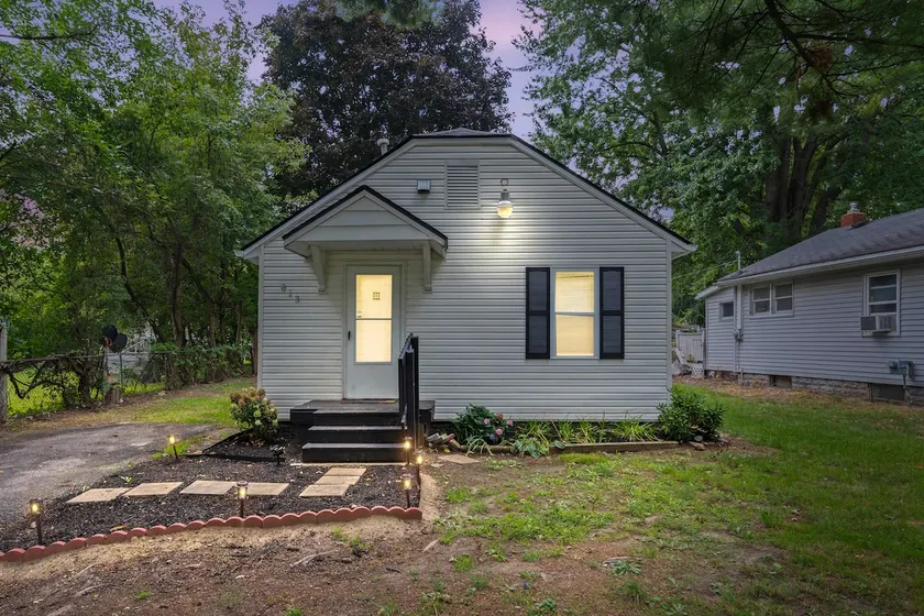 Cozy 2 Bedroom Home, Across from a Park & Lake - Image 1