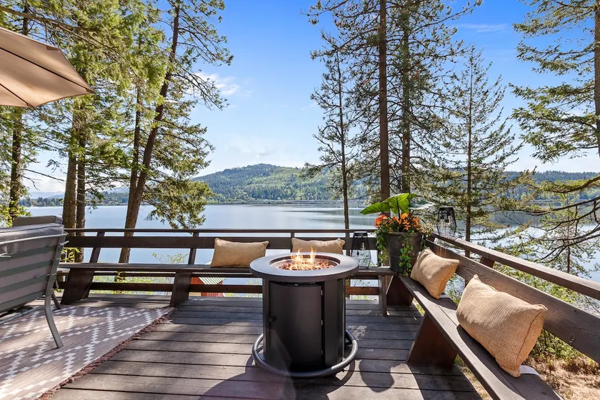 Cozy Lakefront Cabin- Dock, Views & Total Comfort - Image 1