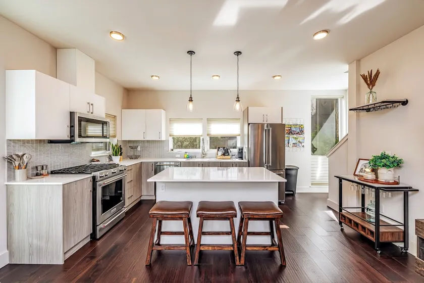 Family Gathering Home, Garage, Roof Deck, Sleeps 6 - Image 1