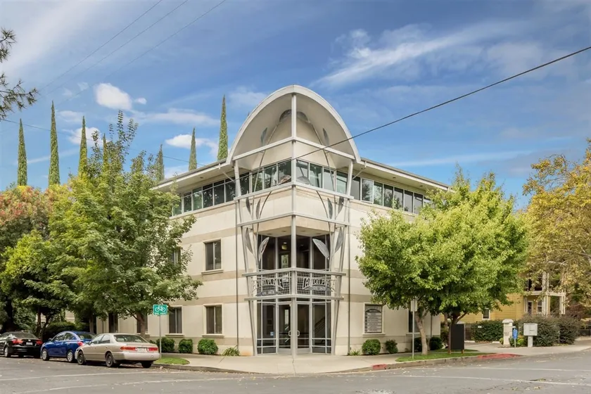 3rd Story Downtown 2 bdrm Apartment - Free parking - Image 1
