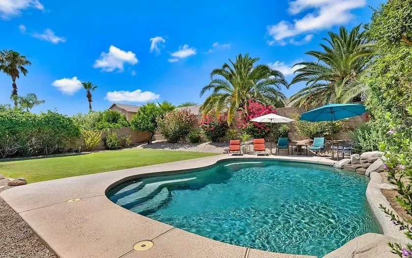 Amazing backyard, private pool, pool table, 5 beds - Image 1