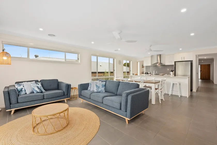 Light bright and modern 4BR family getaway - Image 1