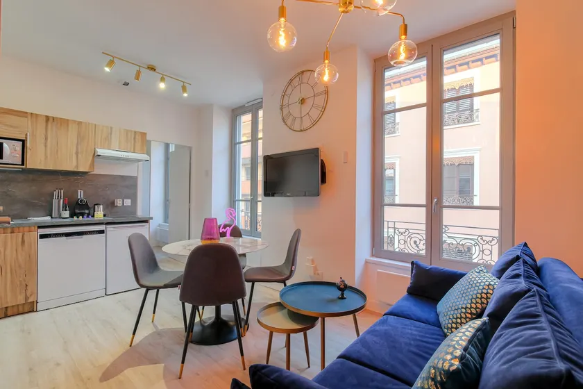 Flamingo Vibes – Your 2-bedroom apartment in Lyon - Image 1