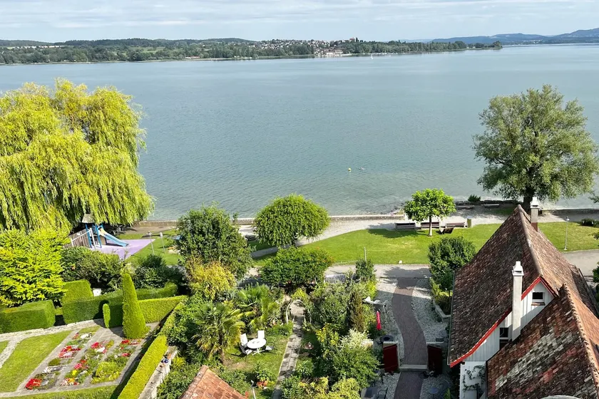 Attic studio with 180° lake view & direct lake access - Image 1