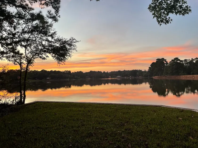 Lil Blue Lake House on a private lake in Conroe - Image 1