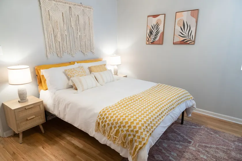 Kozel House – Chic Downtown Retreat w/ Comfy Bed - Image 1