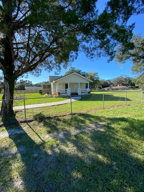 Spacious Bungalow with Hot Tub & Game Porch - Image 1