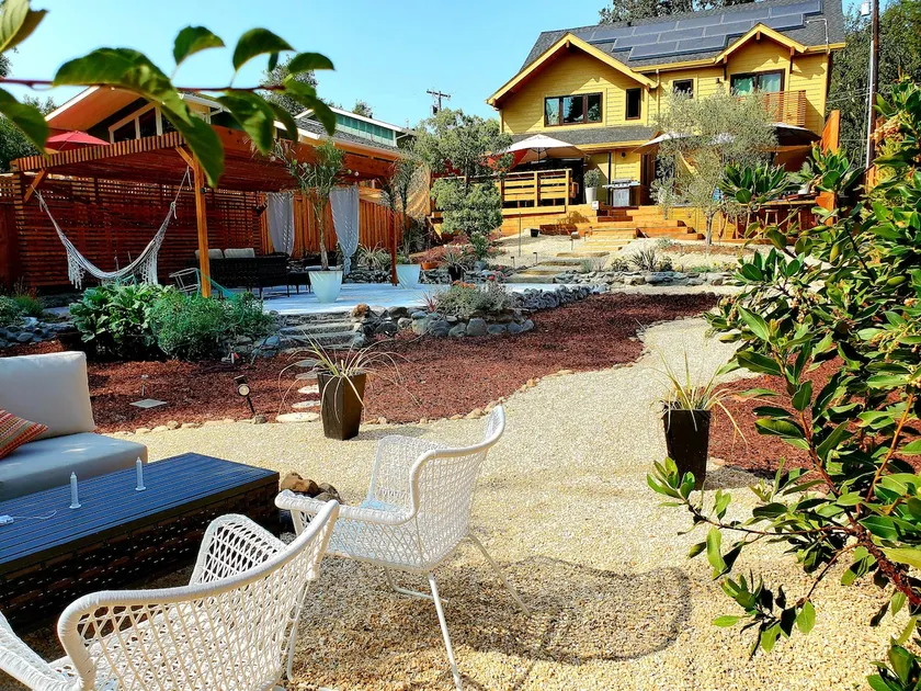 Luxury home, heated spa tub, walk to restaurants - Image 1