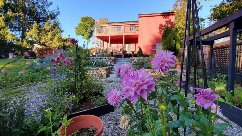 Artist's Garden Apartment - Image 1