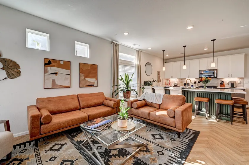 Luxury, comfortable escape w/King, 12 min from DIA - Image 1