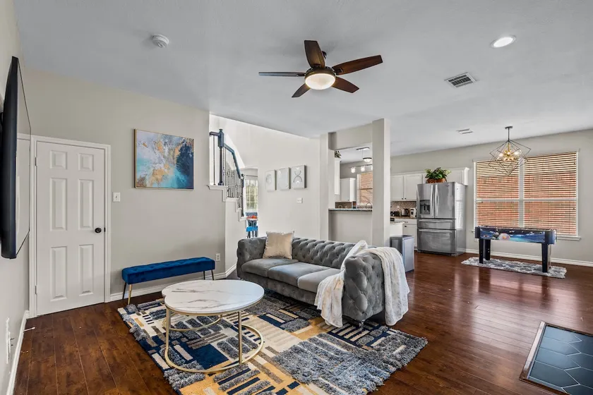 Executive Plano home central location w/ extras - Image 1