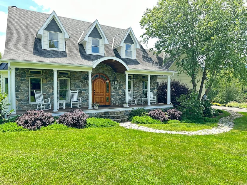 Modern 4 bedroom farmhouse on four scenic acres - Image 1