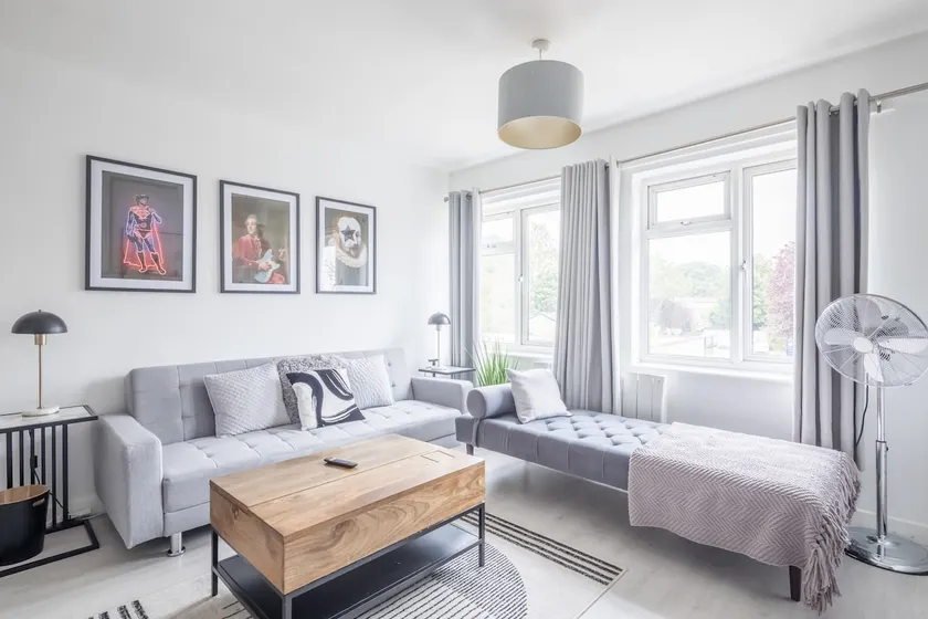 Lovely 2 bedroom apartment - ideal location - Image 1