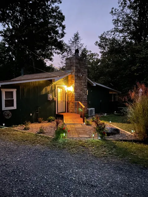 1959 TOPLEY Retreat offers Serenity/Tranquility + Pets - Fenced Area/ FREE WIFI - Image 1