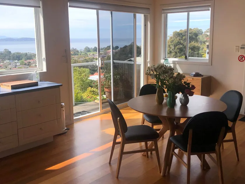 Guesthouse, river views, minutes from beach & city - Image 1