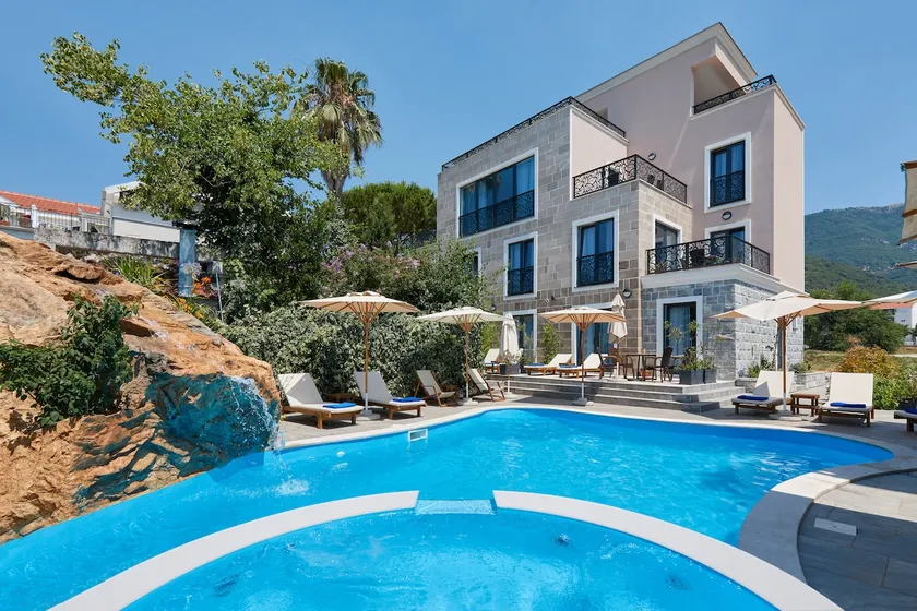 Moderna Luxury Apartments with HEATED pool - Image 1