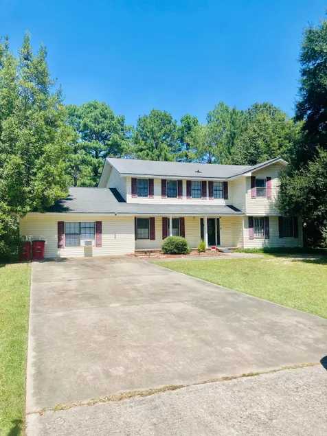 Large Home with A Pool & Four Bedrooms - Image 1