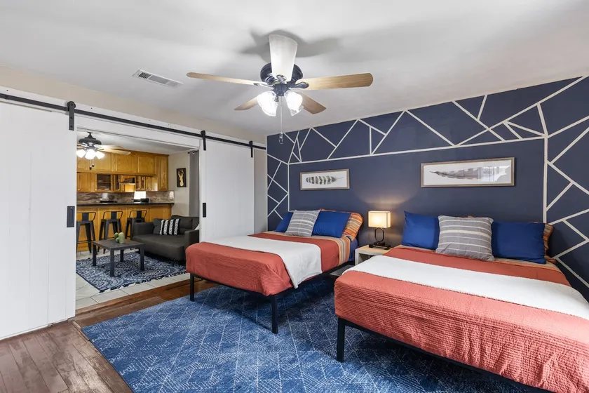 Travelers Suit: 2 Beds, Full Kitchen - Image 1