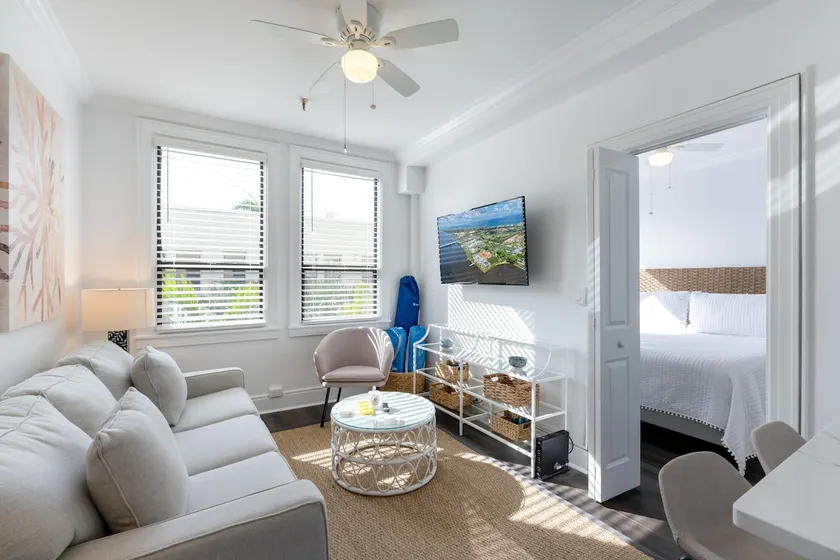 Island 1BR • King Bed • AC in BR • Parking - Image 1