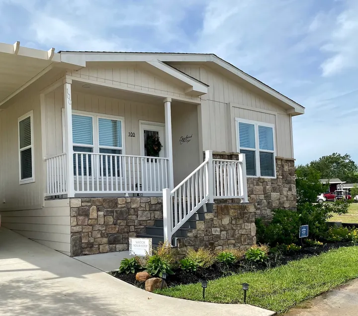 Cheerful cottage with lake access & amenities! - Image 1