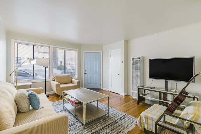 3 Bedroom 2 Bathroom House, Walkable to BART, Free Parking, Views - Image 1
