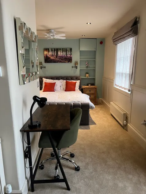 Studio Flat Central Cheltenham Parking off road - Image 1