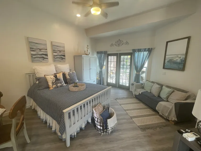 Modern Solana Beach Guest Suite - Image 1