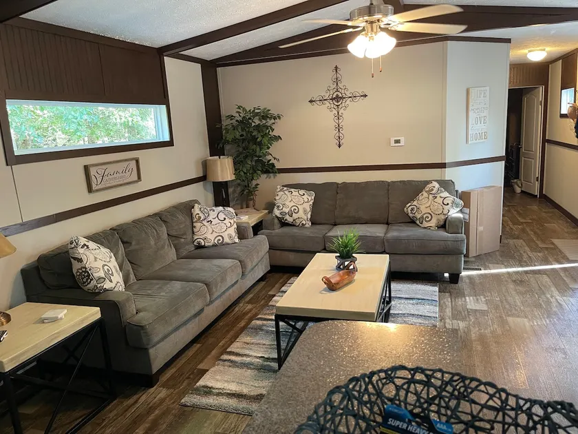 Peaceful 3-bed, 2 bath cozy home near the lake - Image 1